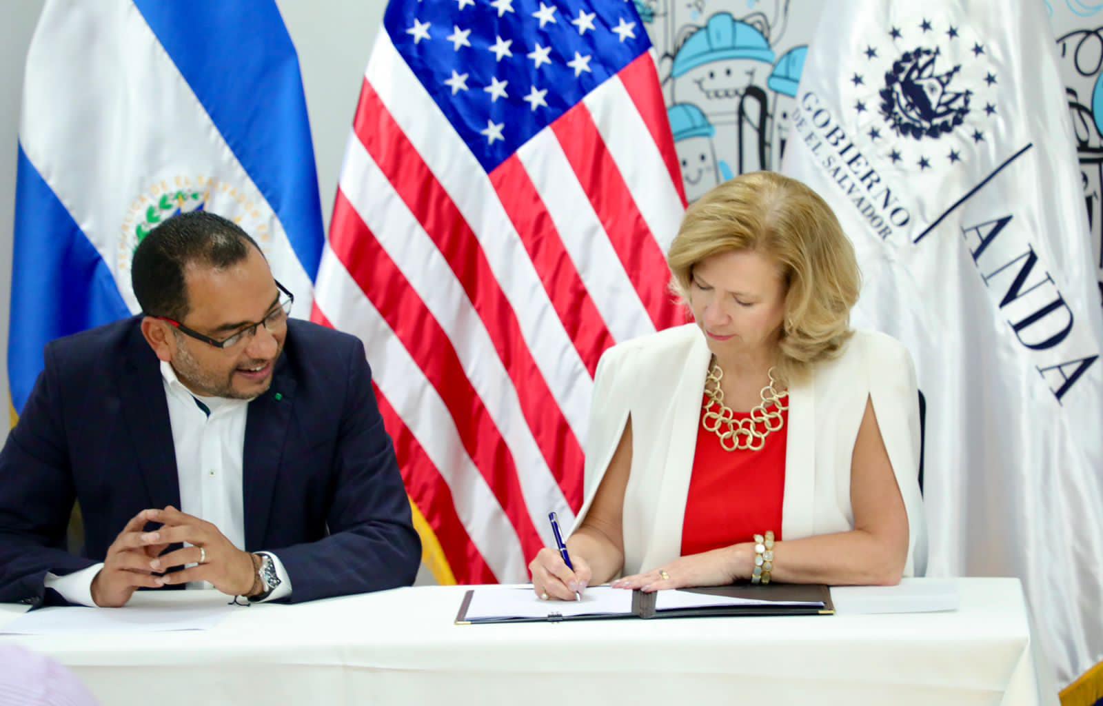 U.S. Charge d’Affaires Katherine Dueholm and e President of the National Administration of Aqueducts and Sewers, Rubén Alemán sign USTDA grant.