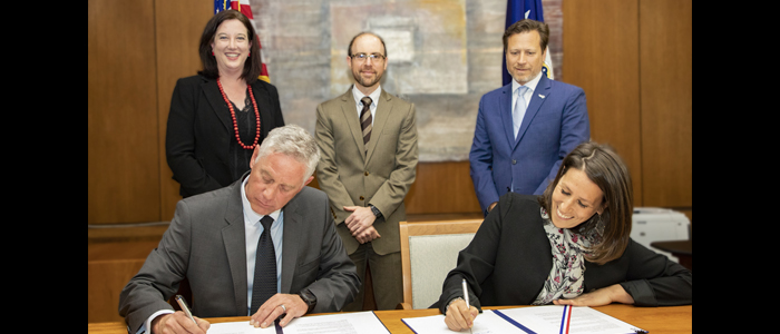 Lindi Kotze, Executive Manager, Legal Services, NOVO Energy and Chargé d’Affaires Jessye Lapenn, U.S. Mission South Africa. Back: Andri Hugo, CEO, NOVO Energy, Jacob Flewelling, USTDA Andrew Herscowitz, Coordinator of Power Africa