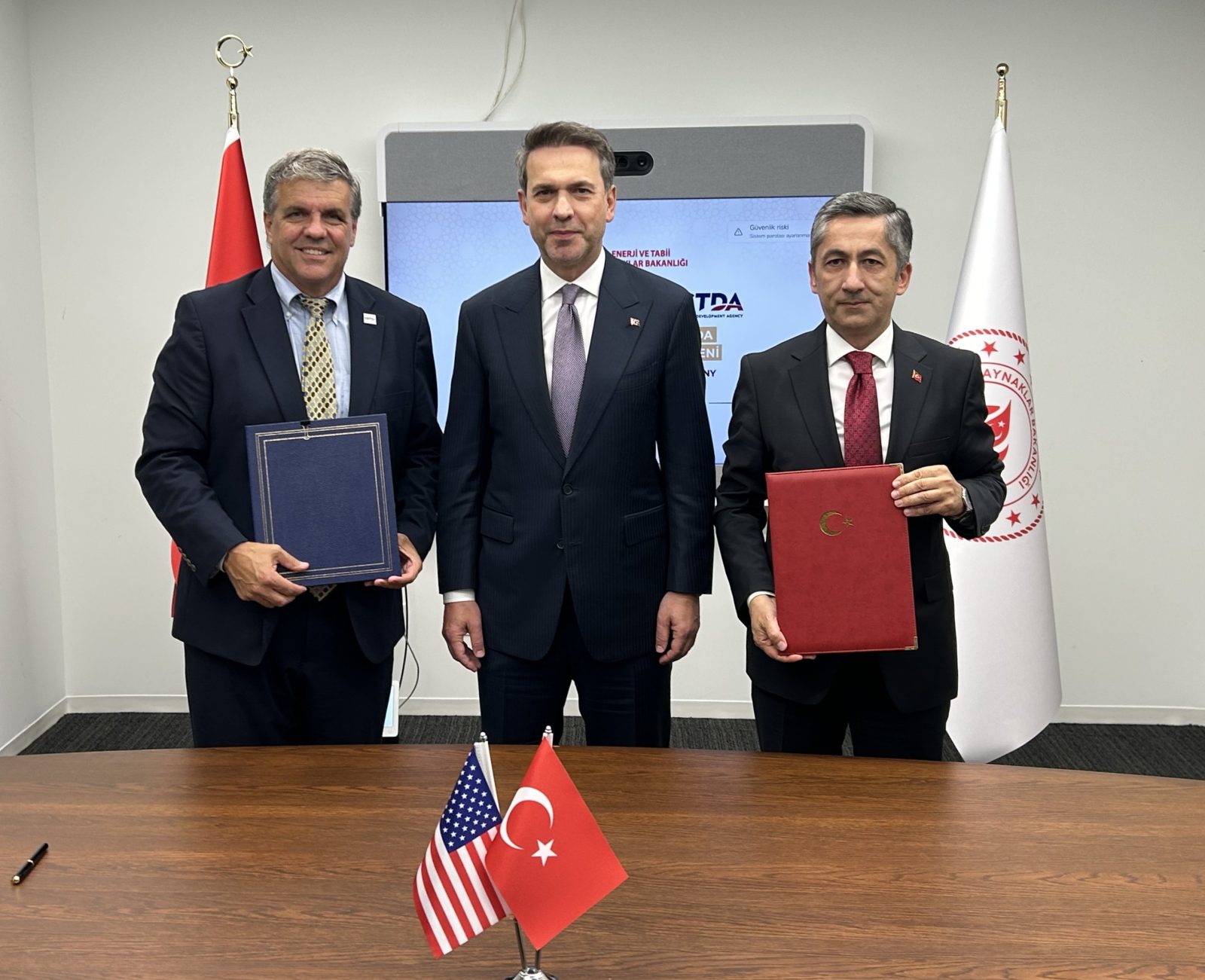 Image of the signing ceremony - group photo