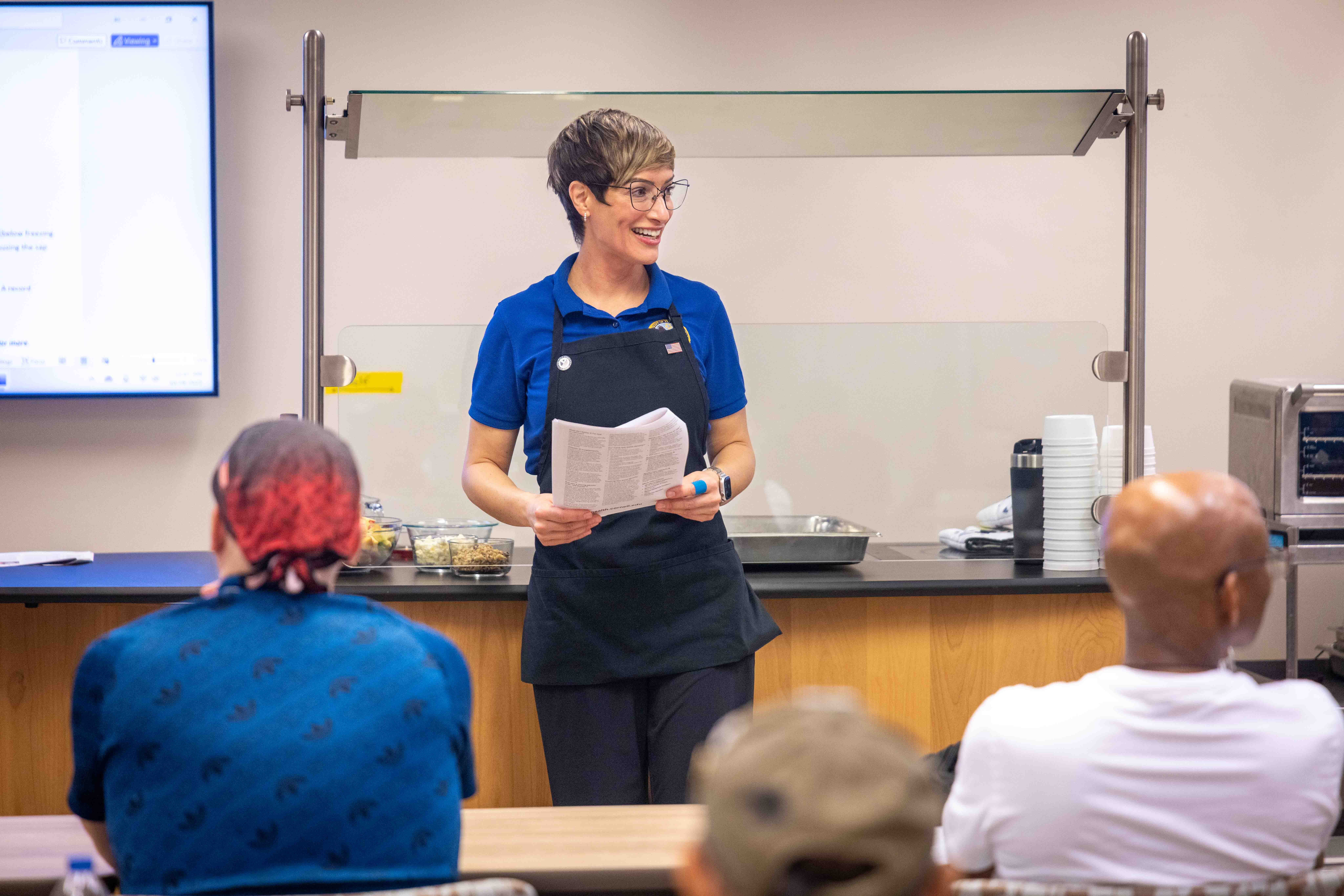 Billie Smith leading a Healthy Teaching Kitchen class.